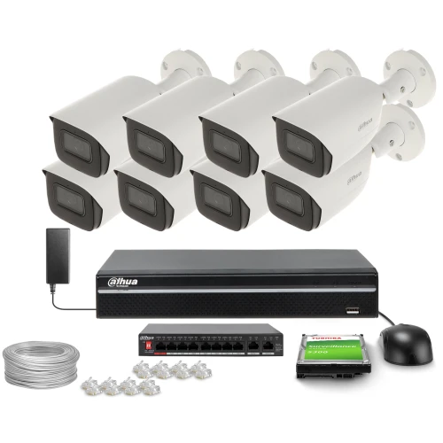 Zestaw do monitoringu składający się z ośmiu białych kamer, rejestratora, dysku twardego, kabla sieciowego, zasilacza oraz wtyków RJ45. Kamery są zamontowane na uchwytach ściennych, a wszystkie elementy są ułożone na białym tle.