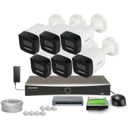 Zestaw do monitoringu składający się z pięciu kamer Hikvision, rejestratora, kabla, zasilacza, myszki, dysku twardego i złączek. Kamery mają biało-czarną obudowę i są przeznaczone do montażu na ścianie.