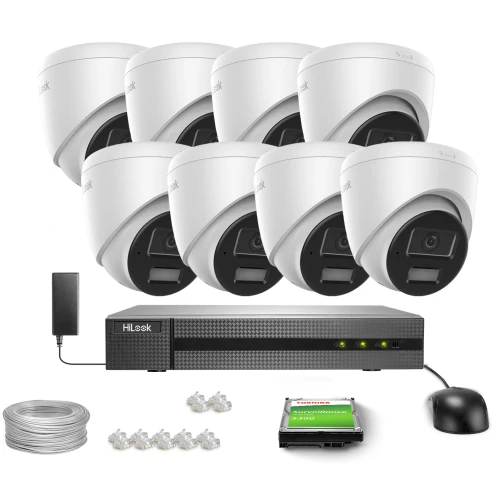 Zestaw do monitoringu HiLook składa się z ośmiu białych kamer kopułkowych, rejestratora, dysku twardego, zasilacza, kabla oraz złączek. Na zdjęciu widoczna jest również mysz komputerowa do obsługi systemu.