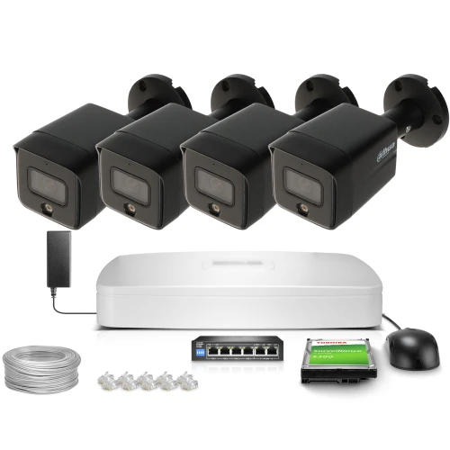 Na zdjęciu znajduje się zestaw do monitoringu, który obejmuje cztery czarne kamery, biały rejestrator, myszkę, dysk twardy, przełącznik sieciowy, zasilacz oraz kable i złącza. Kamery są ustawione w rzędzie nad resztą komponentów.