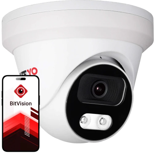 Na zdjęciu znajduje się biała kamera monitoringu o nowoczesnym designie, obok której widoczny jest smartfon z aplikacją BitVision na ekranie. Kamera ma czarny panel z obiektywem i diodami, a aplikacja na telefonie prezentuje logo i czerwono-białą grafikę.