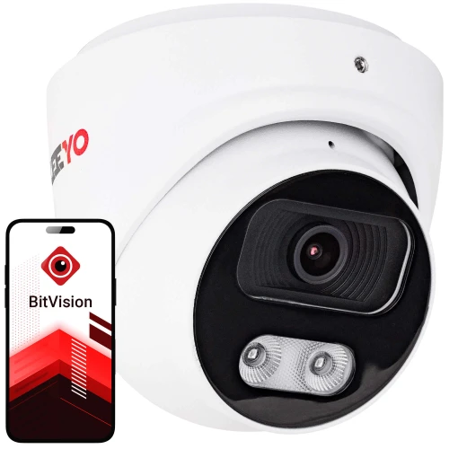 Na zdjęciu znajduje się biała kamera monitoringu z czarnym obiektywem oraz smartfon z aplikacją BitVision na ekranie. Kamera ma nowoczesny design i jest skierowana w stronę widza.