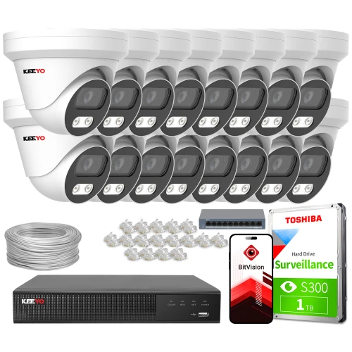 Zestaw do monitoringu składający się z szesnastu białych kamer, rejestratora, dysku twardego Toshiba, kabla oraz złączek. Na zdjęciu widoczna jest również aplikacja BitVision na ekranie telefonu.