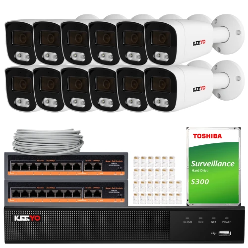 Na zdjęciu znajduje się zestaw do monitoringu IP, który obejmuje dwanaście kamer, dwa przełączniki sieciowe, dysk twardy Toshiba oraz rejestrator. W tle widoczny jest również zwinięty kabel i zestaw złączek.