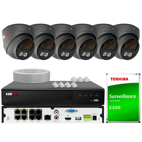 Zestaw do monitoringu składający się z sześciu czarnych kamer, rejestratora z różnymi portami oraz dysku twardego Toshiba S300. W tle widoczne są również akcesoria, takie jak kabel i złącza sieciowe.