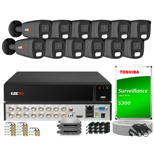 Zestaw do monitoringu składa się z dwunastu kamer, rejestratora, dysku twardego oraz niezbędnych akcesoriów montażowych i kabli. Na zdjęciu widoczne są również baterie, zasilacze i elementy łączeniowe.