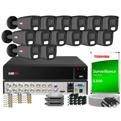 Zestaw do monitoringu składający się z rejestratora, czternastu kamer, dysku twardego Toshiba oraz niezbędnych akcesoriów montażowych i kabli. Kamery są czarne, a rejestrator posiada różnorodne porty i złącza na tylnej ściance.