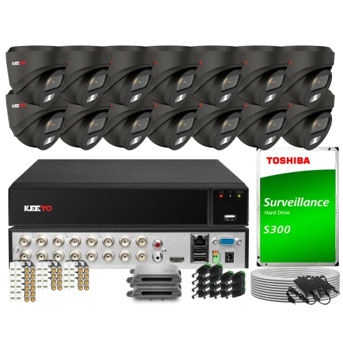 Zestaw do monitoringu składający się z dwunastu czarnych kamer, rejestratora, dysku twardego Toshiba oraz akcesoriów montażowych. Elementy są rozmieszczone na białym tle, prezentując kompletny system zabezpieczeń.