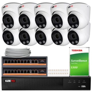 Zestaw do monitoringu składający się z ośmiu białych kamer, rejestratora, dysku twardego Toshiba oraz kabli i akcesoriów montażowych. Kamery i sprzęt są ułożone na białym tle, prezentując kompletny system nadzoru.