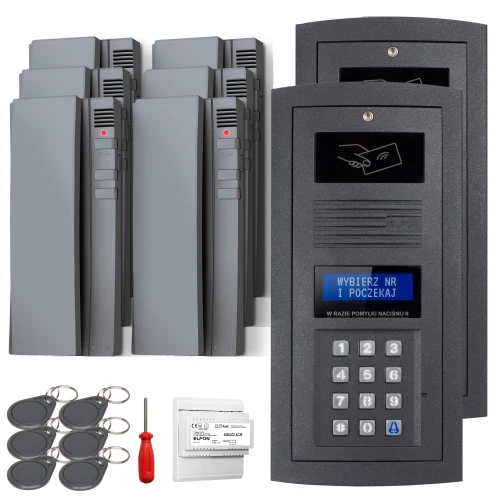 Zestaw domofonowy cyfrowy składający się z kilku paneli z klawiaturą numeryczną i wyświetlaczem, zestawu breloków zbliżeniowych oraz śrubokręta. Panele mają ciemnoszary kolor, a na wyświetlaczu widoczny jest napis "Wybierz nr i poczekaj".