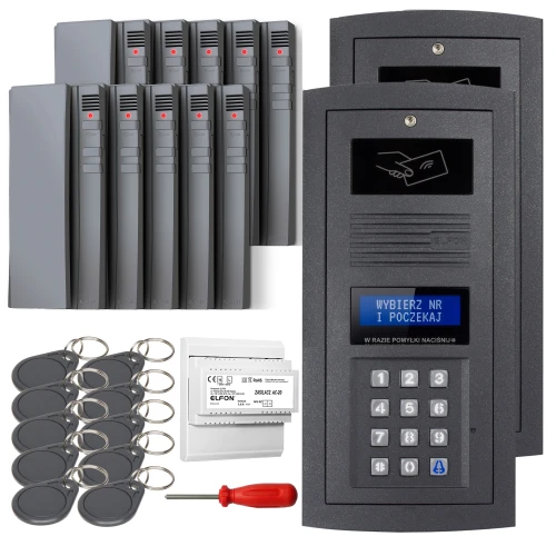 Zestaw domofonowy cyfrowy składający się z panelu z klawiaturą numeryczną, wyświetlaczem oraz czytnikiem kart zbliżeniowych, a także kilku breloków, modułu elektronicznego i śrubokręta. W tle widoczne są dodatkowe panele domofonowe.