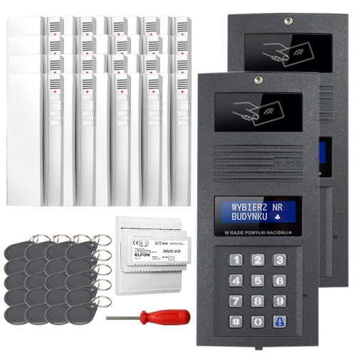 Zestaw domofonowy cyfrowy składający się z dwóch paneli z klawiaturą numeryczną i wyświetlaczem, dziesięciu breloków zbliżeniowych, śrubokręta oraz dodatkowych akcesoriów montażowych. W tle widoczne są białe unifony do komunikacji wewnętrznej.