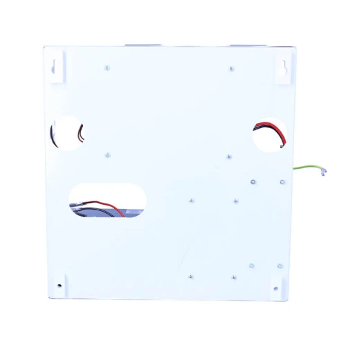 Kwadratowa metalowa obudowa z kilkoma otworami i widocznymi przewodami wewnątrz. Obudowa jest w jasnym kolorze, z kilkoma śrubami na powierzchni.