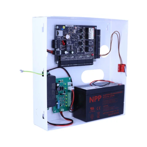 Zdjęcie przedstawia otwartą metalową obudowę z zamontowanymi wewnątrz komponentami elektronicznymi, w tym płytką drukowaną i akumulatorem NPP. Wewnątrz widoczne są również przewody i złącza, które są częścią systemu kontroli dostępu.