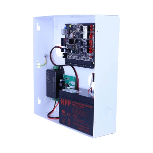 Na zdjęciu znajduje się otwarta metalowa obudowa z zamontowanym wewnątrz zestawem kontroli dostępu, w tym płytką drukowaną, okablowaniem i akumulatorem NPP. Obudowa jest biała, a komponenty elektroniczne są widoczne z boku.