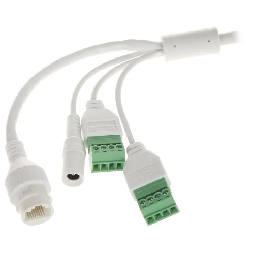 Zdjęcie przedstawia zestaw białych kabli z różnymi złączami, w tym RJ45, złączem zasilania oraz zielonymi terminalami śrubowymi. Kable są splecione i zakończone plastikowymi obudowami.