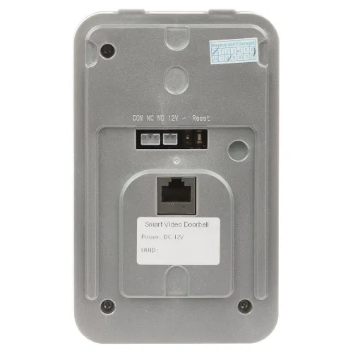 Zdjęcie przedstawia tylną część urządzenia Smart Video Doorbell z widocznymi złączami i etykietą informacyjną. Na obudowie znajdują się porty do podłączenia oraz naklejka z informacjami o zasilaniu i numerze UUID.