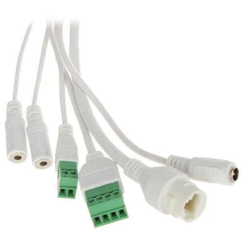 Zdjęcie przedstawia zestaw białych kabli z różnymi złączami, w tym zielonymi terminalami śrubowymi i wtykami RJ45. Kable są ułożone w sposób pokazujący ich różnorodne końcówki i zastosowania.