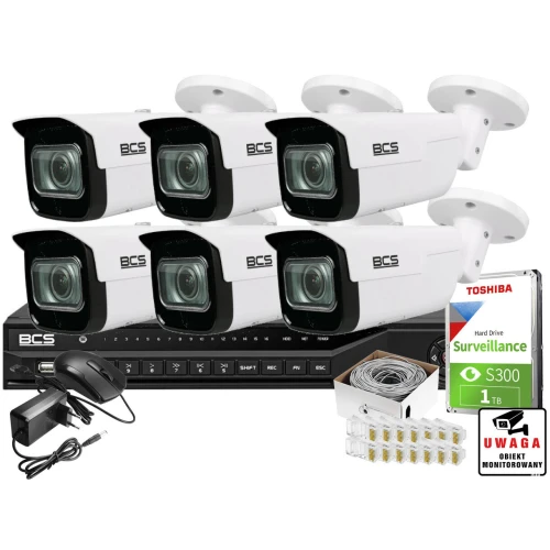 Zestaw monitoringu składa się z pięciu kamer BCS, rejestratora, dysku twardego Toshiba 1TB oraz akcesoriów montażowych. W komplecie znajduje się również myszka, zasilacz i tabliczka informacyjna "Uwaga obiekt monitorowany".